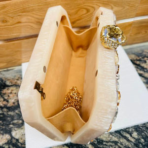 Elegante bolso de mano de resina y calidad duradera para mujer, bolso de mano hecho a mano, bolso de mano de resina con aspecto creativo para ceremonia de boda - Product Image 3