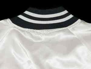 Veste universitaire en satin pour homme, sur mesure, avec une finition soyeuse et douce, doublure chaude et design athlétique classique et tendance - Product Image 4