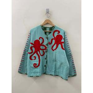 Chaqueta de algodón con apliques The Ink & for Tide en colores Seafoam y Crimson, teñida y procesada para primavera - Product Image 2