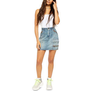 Gonna Mini in Jeans Icon Wash Avenue da Donna Free People, Stile Vintage Distressed a Trapezio con Cintura, Taglia 28, Sexy Stile Y2K per l'Autunno - Product Image 1