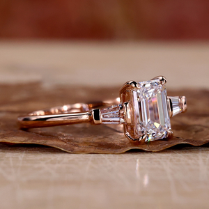 Anillo de Diamante Cultivado en Laboratorio con Corte Esmeralda de 1.21CT, Anillo de Compromiso de Tres Piedras con Diamantes Baguette Cónicos Laterales, Anillo de Boda de Diamantes, Regalos - Product Image 6