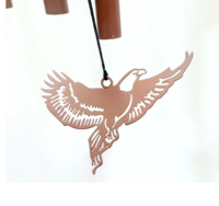 Carillon éolien en métal d'extérieur au design robuste et élégant avec un dôme décoratif sur le dessus illustrant un motif de découpes de forêt et d'oiseaux