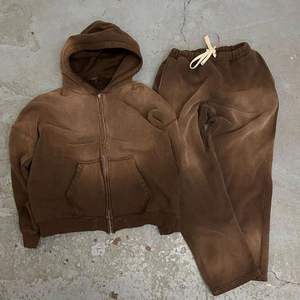 Diseño de logotipo personalizado Sun Fade Chándales Hombres Lavado ácido Rhinestone Zip Up Sudadera con capucha Pantalones acampanados Trajes de sudor de algodón - Product Image 4