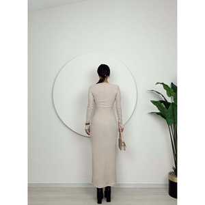 1013 ชุดเดรสไหมพรมคอวีทรงเข้ารูป ดีไซน์เรียบง่ายทันสมัย - Product Image 6