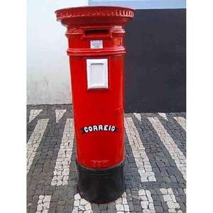 Boîte aux lettres décorative antique en métal à pilier haut finition rouge, idéale pour la décoration extérieure de jardin et de ferme, article événementiel - Product Image 1
