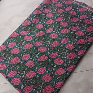 Tissu floral en coton de haute qualité, base turquoise douce avec imprimé de fleurs roses, adapté à la confection de robes Kurti, de vêtements de nuit et de vêtements - Product Image 1