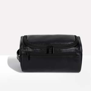 Bolsa de Aseo de Cuero Elegante para Hombre Rodrigo, para Uso en el Baño - Product Image 1