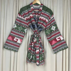 เสื้อคลุมกิโมโนผ้าวูลผสมสำหรับผู้หญิง สวมใส่สบาย อุ่นสบาย เหมาะสำหรับฤดูหนาว ดีไซน์ลายเรขาคณิต แจ็คเก็ตสั้น ทำมือ เนื้อผ้านุ่ม ชุดคลุมอาบน้ำ สวยสมบูรณ์แบบ - Product Image 4