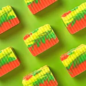 Savon Solide Artisanal Endless Summer, Antiseptique et Blanchissant, pour le Bain et les Toilettes, Infusé au Beurre de Karité, Huile d'Olive, Lait, Fraise, Citron - Product Image 1