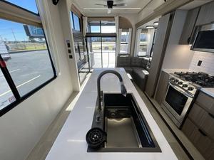 Precio de Liquidación 2024 2025 Remolque Forest River Salem Villa Grand 42VERANDA en Venta Precios de Mayoreo para Todas sus Aventuras - Product Image 3