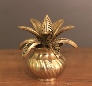 คาลาชทองเหลืองแบบดั้งเดิมพร้อมใบมะพร้าวหม้อบูชาอินเดียและของตกแต่งรูปปั้นโลหะ - Product Image 1