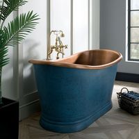 Baignoire en cuivre au design de luxe intemporel fabriquée à la main pour les salles de bains haut de gamme avec un style de confort profond