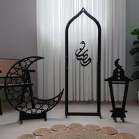 Llamativas decoraciones metálicas grandes con la frase 'RAMADAN KAREEM' en forma de media luna, que celebran el mes sagrado con estilo.