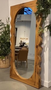 Cadre de miroir mural en bois de style rustique avec des détails antiques fabriqués à la main pour un environnement domestique chaleureux et confortable - Product Image 3
