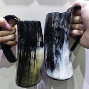 Tasse en corne Viking Corne à boire sculptée avec poignée Tasses Viking faites à la main avec marquage gravé du logo personnalisé Corne originale par SE - Product Image 1