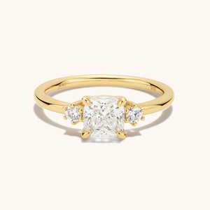 Anillo de Tres Piedras con Moissanita Corte Cojín Estilo Este-Oeste, Plata de Ley 925 con Baño de Oro, Regalo Personalizado para Boda o Compromiso - Product Image 1