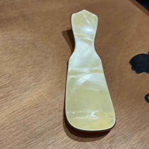 Chausse-pieds élégant blanc avec manche en bois élégant, finition polie, design ergonomique long, idéal pour la maison, les voyages, le bureau et les cadeaux - Product Image 1