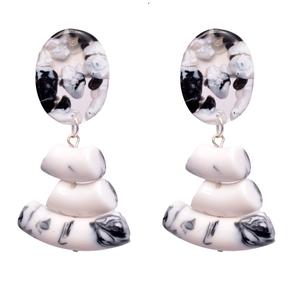 Boucles d'oreilles de mode en résine de haute qualité, polies et brillantes, fabriquées à la main, luxueuses, couleur personnalisée, pour femmes, en provenance d'Inde. - Product Image 3