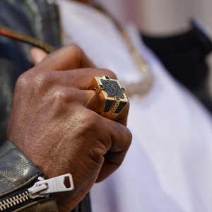 Anillo Hip Hop de Moissanita Chapado en Oro Sólido de 10k con Diamantes Blancos y Negros de Aleación para Hombre - Product Image 4