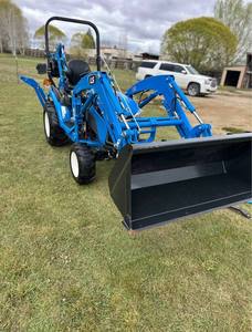 Tracteur agricole compact d'occasion LS MT225S 4x4 70 CV, haute productivité, avec rétrocaveuse à transmission par engrenages, pour usage en usine et en jardin - Product Image 2