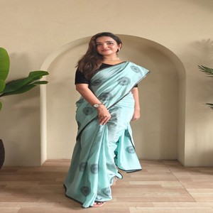 Sari en tissu pur VASTRA COTTAGE avec des butas brodés de fils noirs sur toute la surface et une belle bordure en dentelle contrastée - Product Image 3