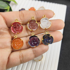 Piedra preciosa de turmalina Rosa 15 MM Encantos tallados a mano Colgante chapado en oro-Pirámide preciosa - Product Image 3