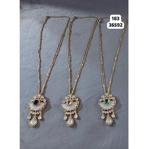 Ensemble de bijoux avec pendentif Kundan de meilleure qualité Collier et boucles d'oreilles traditionnels pour les mariées et vêtements de fête disponibles à la vente - Product Image 1