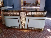 Comptoir de mariage traditionnel indien sculpté avec toile de fond LED royale et finition antique pour les grandes réceptions