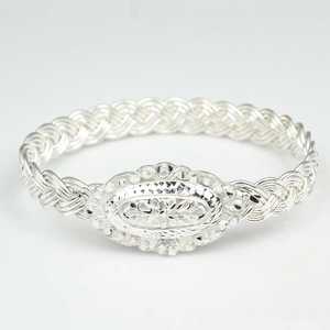 Bracelet torsadé à trois brins en argent sterling 925 gravé à la main avec motif floral - Product Image 4