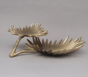 Plato de hojas decorativas de aluminio Lujoso diseño de Palma Centro de mesa elegante Ideal para mesa de comedor y decoración del hogar - Product Image 3