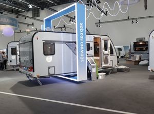 Remolque de viaje Rv Camper pequeño Blanco y Negro Todoterreno Caravana pequeña Rvs Campers con baño. - Product Image 3