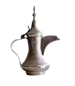 Hermosa tetera de latón árabe Dallah, cafetera de té árabe Premium hecha a mano en calentador de soporte de leche plateado - Product Image 1