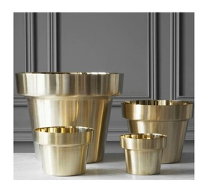 Jardinière en laiton antique de qualité supérieure conçue pour ajouter du charme et de l'élégance aux expositions de plantes d'intérieur et à l'esthétique du jardin - Product Image 3