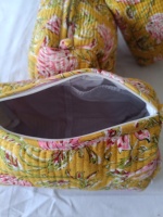 Petite trousse de maquillage de voyage pour femme Kiya Fashion, en coton écologique matelassé, imprimé au bloc indien motif lotus, avec fermeture éclair et poignée souple