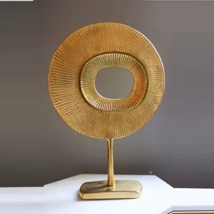 Sculpture en métal doré homme et femme, figurine artistique, décoration de table haut de gamme, accent unique et contemporain pour la maison - Product Image 2