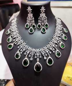 Luxurious emerald royale teardrop necklace & earrings <b>set</b> made of premium emerald <b>green</b> teardrop cut stones - Product Image 3