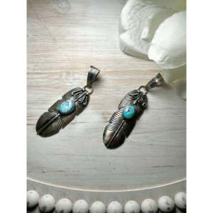 Pendentif artisanal en turquoise Golden Hill avec motif croix, serti Navajo, en argent sterling, breloque religieuse, fait main par un artiste - Product Image 4