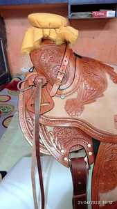 Selle de cheval western en cuir sculpté à la main, de qualité supérieure, durable et confortable, pour la randonnée équestre et le ranch. Équipement équestre. - Product Image 2