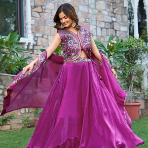 ชุดเลเฮนกา โชลี สไตล์วินเทจ ยาวกรอมพื้น สำหรับฤดูใบไม้ร่วง ผ้าไหมแฟนดี้ ประดับเลื่อม ปักด้วยเครื่องจักร เอวธรรมชาติ พร้อมผ้าคลุมไหล่ (ดูพาตตา) - Product Image 1