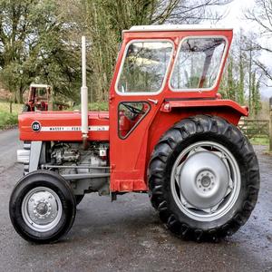 Tracteur à roues Massey Ferguson 135 en excellent état d'occasion, en stock maintenant, puissance diesel, à vendre avec livraison rapide - Product Image 1