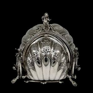 Baril à biscuits pliant à double coquille plaqué argent Boîte à biscuits de style victorien avec gravures et figurine Topper - Product Image 1