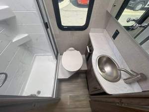 Caravana híbrida de lujo Opus OP15, un tipo de remolque camper todoterreno en venta - Product Image 3