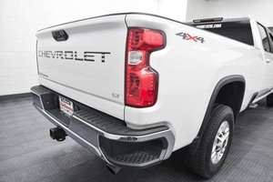 CLEAN 2024 C H e V R o L E T Silver ado 2500HD LT Crew Cab 4WD - Product Image 4