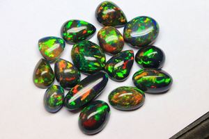 Merveilleux cabochon d'opale noire éthiopienne forme ovale brillant arc-en-ciel flashy pierre précieuse d'opale noire éthiopienne au prix de gros - Product Image 4