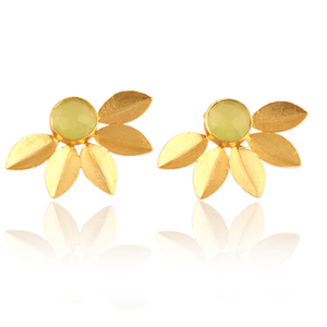 Pendientes de botón florales chapados en oro hechos a mano Pendientes inspirados en la naturaleza de Calcedonia verde - Product Image 2