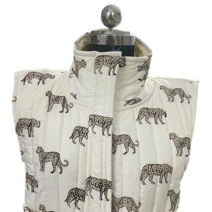 Chaqueta de invierno informal para mujer acolchada hecha a mano, tela tejida con estampado de tigre bohemio, ropa de abrigo lavada con cierre de gancho - Product Image 1