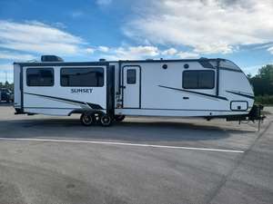 Caravana Usada Crossroads S-u-n-s-e-t T-r-a-i-l 330SI 2022, Personalizada, Todoterreno, Tipo Lágrima, Remolque para Camper - Product Image 3