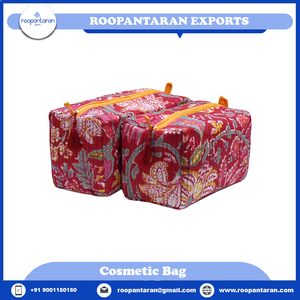 Ensemble de deux sacs de toilette, porte-monnaie et trousse à cosmétiques, style indien, imprimé à la main, tendance, matelassés, en vente - Product Image 4