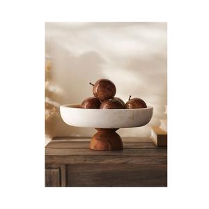 Cuenco redondo de mármol hecho a mano con una estructura resistente, perfecto para servir ensaladas, pasta y frutas frescas. - Product Image 3