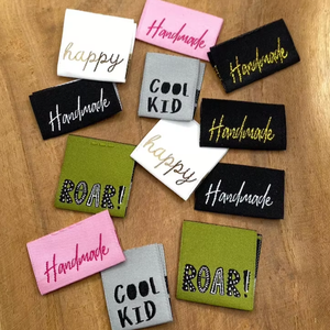 Etiqueta tejida de cuello de tela de costura de poliéster lavable doblada final para ropa - Product Image 3